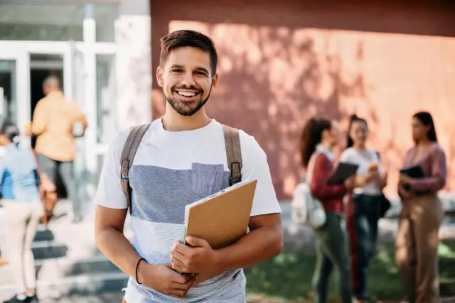 elektrotechnisch ondernemer die een jobstudent begeleidt bij lichte werkzaamheden in het atelier